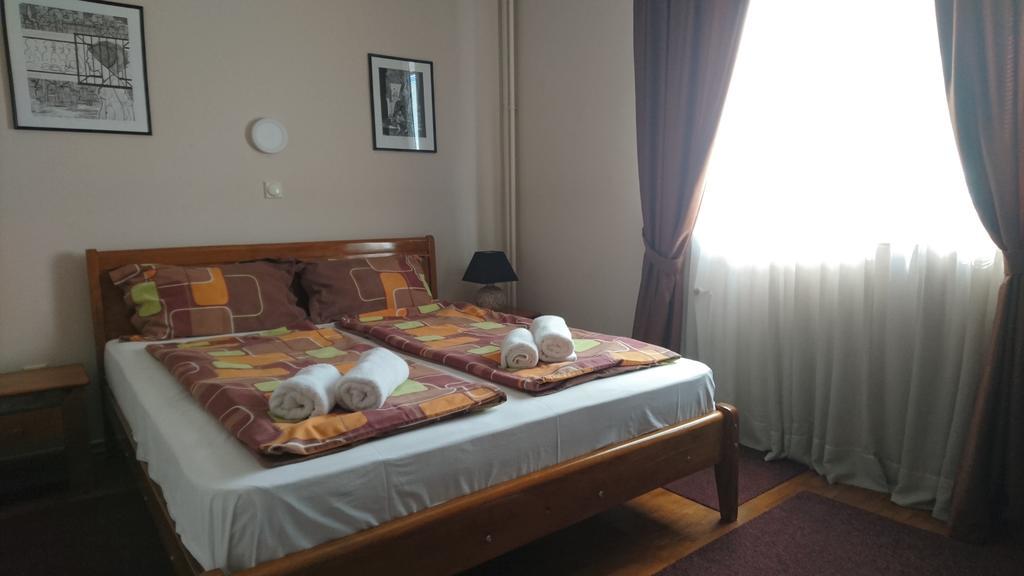 Hostel Bimbo Skopje Esterno foto