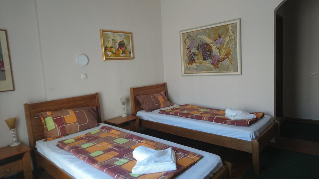 Hostel Bimbo Skopje Esterno foto