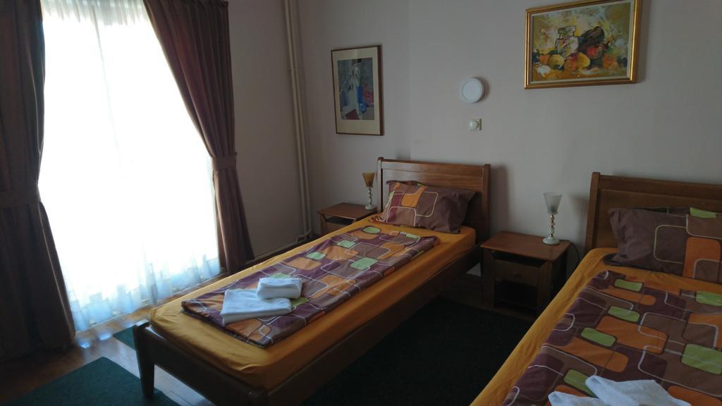 Hostel Bimbo Skopje Esterno foto