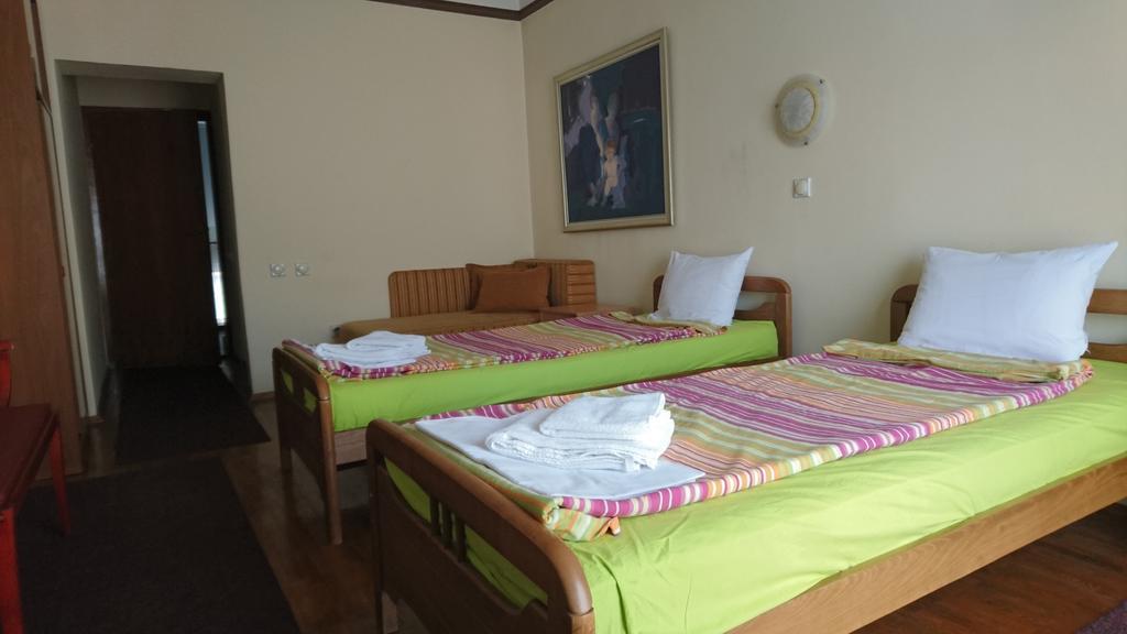 Hostel Bimbo Skopje Esterno foto