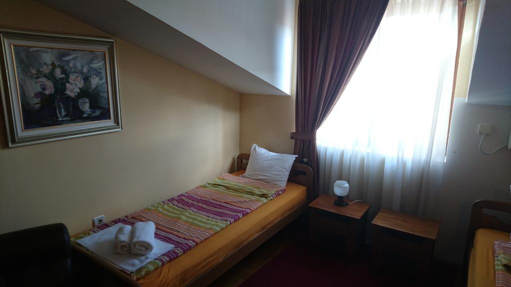 Hostel Bimbo Skopje Esterno foto